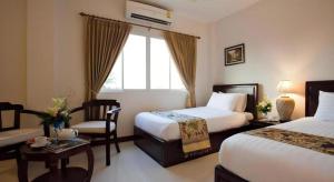 Lao Golden Hotel في Ban That-Louang: غرفة فندق بها سريران ونافذة +119 صورة