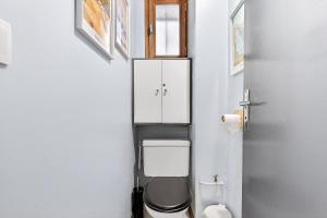 a bathroom with a toilet in a small room at Studio 5 Pers, rdc, pied des pistes in Chaillol +18 photos