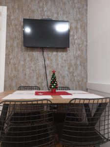 TV a/nebo společenská místnost v ubytování Apartman Loly Zlatibor + 42 fotografií