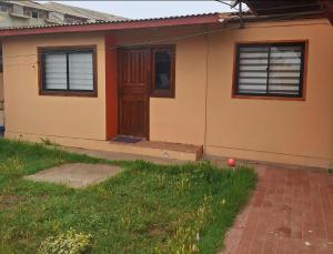 uma casa com uma bola vermelha na grama em Playas de Quintero em Quintero