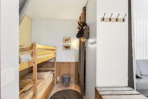 a room with bunk beds and a hallway at Studio 5 Pers, rdc, pied des pistes in Chaillol