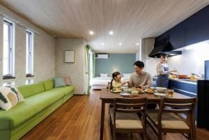 ミニョン マッペ في أوساكا: رجل وامرأة يقفان في غرفة المعيشة +18 صورة