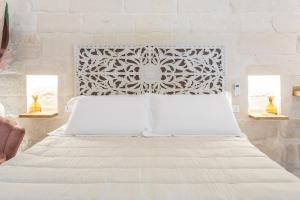 1 Schlafzimmer mit einem weißen Bett und 2 Fenstern in der Unterkunft A Casa di Nonna Lina in Lecce