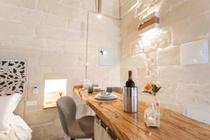 Zimmer mit einem Tisch und einer Flasche Wein in der Unterkunft A Casa di Nonna Lina in Lecce + 10 Fotos