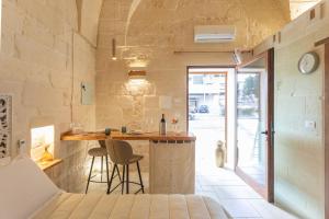 Zimmer mit einem Bett und einer Küche mit einer Theke in der Unterkunft A Casa di Nonna Lina in Lecce