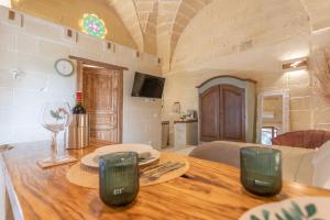 eine Küche und ein Wohnzimmer mit einem Holztisch in der Unterkunft A Casa di Nonna Lina in Lecce