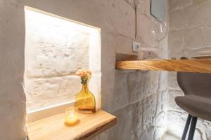 eine gelbe Vase mit Blumen auf einem Fensterbrett in der Unterkunft A Casa di Nonna Lina in Lecce