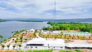 MNResort في كوه كونغ: اطلالة جوية على مبنى ابيض كبير بجانب تجمع المياه