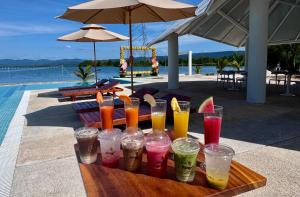 MNResort في كوه كونغ: صينية مشروبات على طاولة بجانب مسبح +19 صورة