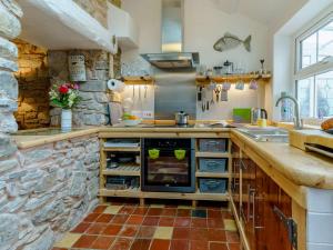 Kuchyň nebo kuchyňský kout v ubytování 1 Bed in Llansaint 89780