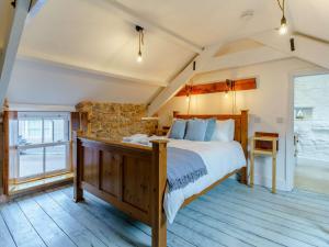 Postel nebo postele na pokoji v ubytování 1 Bed in Llansaint 89780