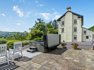 een grote televisie die op een terras voor een huis staat bij 5 Bed in Machynlleth 92513 in Machynlleth