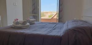 a bed with two stuffed animals on top of it at Lampedusa Centro Camere&Appartamenti in LMP