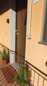 una porta d'ingresso di una casa con piante in vaso di Il canneto a Catania