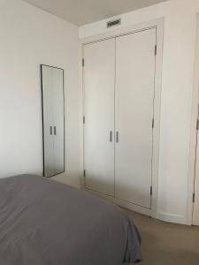 En eller flere senge i et værelse på Cosy city centre apartment + 2 billeder