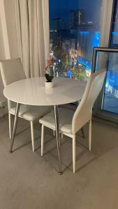 En balkon eller terrasse på Cosy city centre apartment