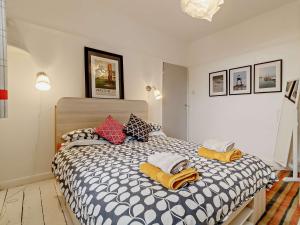 Postel nebo postele na pokoji v ubytování 3 Bed in Walton on the Naze 93784