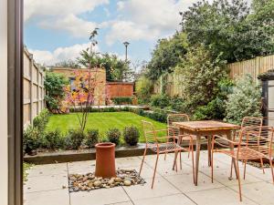 Zahrada ubytování 3 Bed in Walton on the Naze 93784