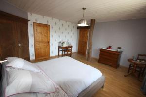 Ένα ή περισσότερα κρεβάτια σε δωμάτιο στο Maison d'Hôtes LA JEANCOISE +10 φωτογραφίες