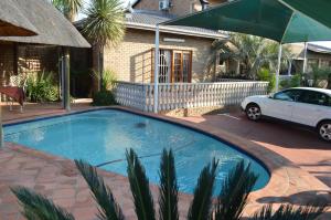 Kairos Home في ميدلبرغ: مسبح امام بيت بسياره