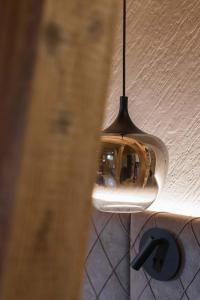 uma luz pendurada num tecto num quarto em Suite Chalet Stella Margherita em Passo San Pellegrino mais 16 fotografias