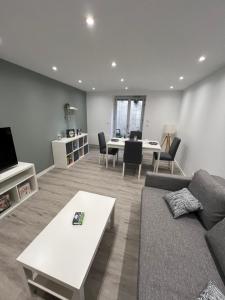 Χώρος καθιστικού στο Loft 6 pers Chaleureux avec Patio et Wifi