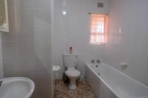 Phòng tắm tại King's Palace Self Catering Apartments +14 ảnh