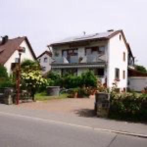 una grande casa bianca seduta sul lato di una strada di Ferienwohnung Dauth a Kressbronn am Bodensee