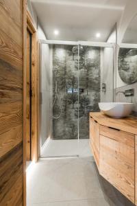 um banheiro com box de vidro e pia em Suite Chalet Stella Margherita em Passo San Pellegrino