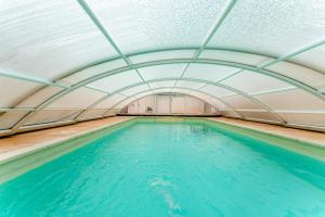 an overhead view of a swimming pool at Chambre Bleuet in Piolenc