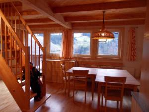 ein Esszimmer mit Tisch und Stühlen und Fenstern in der Unterkunft Laberer by Schladmingurlaub in Schladming + 24 Fotos