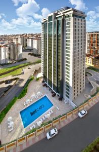 een luchtzicht op een groot gebouw met een zwembad bij Bof Hotels Ceo Suites Atasehir in Istanbul