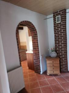 a brick archway in a room with a sink at Dom w górach Zacisze lasu in Sucha Beskidzka
