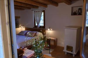 1 dormitorio con cama y ventana en Giardino Sospeso Agriturismo, en Valdobbiadene