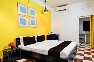 Ένα ή περισσότερα κρεβάτια σε δωμάτιο στο Hotel O Rasulgarh Square Bus Stop Formerly Hotel Rose Inn