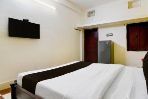 Ένα ή περισσότερα κρεβάτια σε δωμάτιο στο Hotel O Rasulgarh Square Bus Stop Formerly Hotel Rose Inn +19 φωτογραφίες