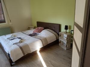 MerxheimにあるMaison villageのベッドルーム1室(ベッド1台、ナイトスタンド付)