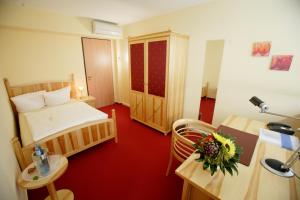 een kleine kamer met een bed en een tafel met een lamp bij Laerholz 84 in Bochum +2 foto's