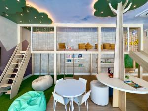 Χώρος καθιστικού στο Apartamento em Condomínio Frente-Mar com Piscinas, Jacuzzi Aquecida, Sauna, Academia, Brinquedoteca, 3 quartos Churrasqueira na Sacada, Cozinha Completa e Lazer de Home Club