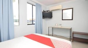 TV/trung tâm giải trí tại OYO 969 Hotel Pantai View +74 ảnh