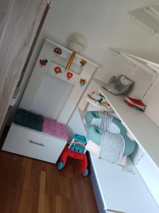 MerxheimにあるMaison villageのトイルーム(ベッド2台、テーブル付) +4枚の写真