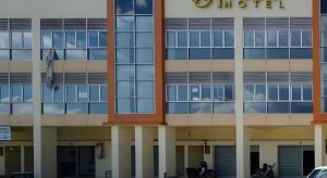 a building with a car parked in front of it at TT Dorf Hotel (Taiping) in Taiping +25 photos