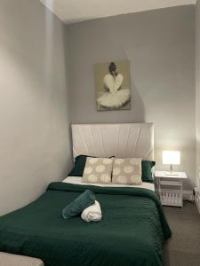 En eller flere senge i et værelse på Modern & Cosy 2-Bedroom Flat in Sunderland