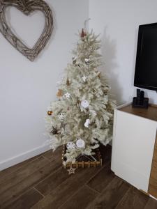 MerxheimにあるMaison villageの部屋の隅にある白いクリスマスツリー