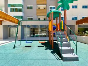 Ο χώρος παιχνιδιού για παιδιά στο Apartamento em Condomínio Frente-Mar com Piscinas, Jacuzzi Aquecida, Sauna, Academia, Brinquedoteca, 3 quartos Churrasqueira na Sacada, Cozinha Completa e Lazer de Home Club