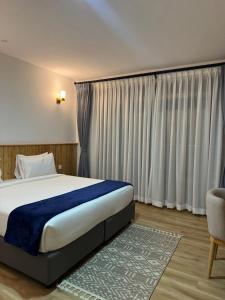 Postel nebo postele na pokoji v ubytování Idan Barn Suites And Café