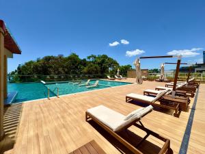 Πισίνα στο ή κοντά στο Apartamento em Condomínio Frente-Mar com Piscinas, Jacuzzi Aquecida, Sauna, Academia, Brinquedoteca, 3 quartos Churrasqueira na Sacada, Cozinha Completa e Lazer de Home Club