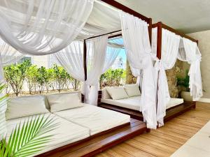 Χώρος καθιστικού στο Apartamento em Condomínio Frente-Mar com Piscinas, Jacuzzi Aquecida, Sauna, Academia, Brinquedoteca, 3 quartos Churrasqueira na Sacada, Cozinha Completa e Lazer de Home Club +84 φωτογραφίες