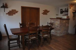 una sala da pranzo con tavolo in legno e camino di U Ječmínka a Hlohovec
