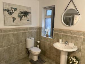 Et badeværelse på Spacious 4-Bed Bungalow with Games Room & Parking + 19 billeder